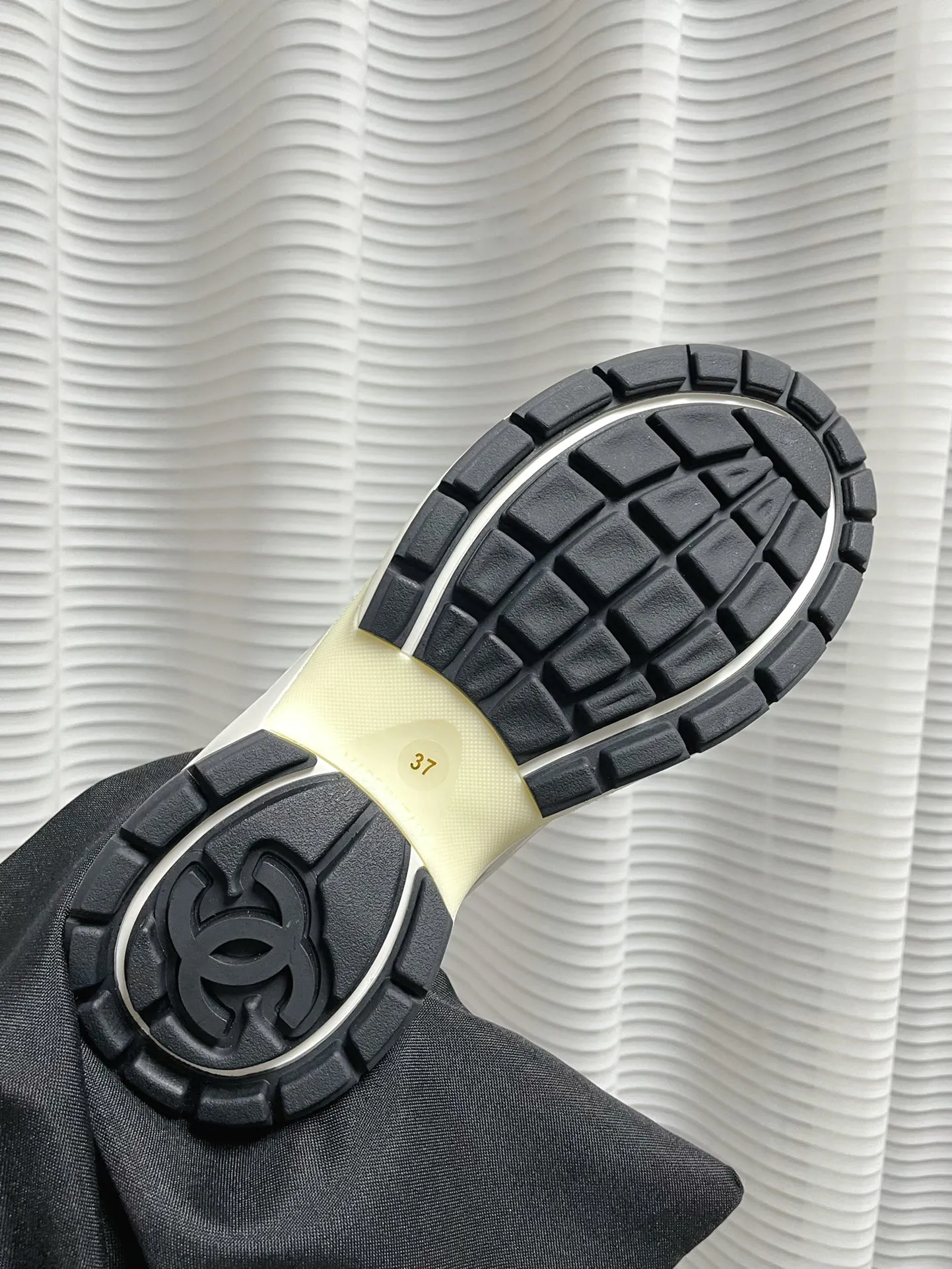 👟👟Ex-factory price 640👟👟 (Full set of packaging details, outsole perfectly combined, different from outside currency) Silver Horn King Xiaoxiang Chanel Chanel 2023 Early Spring Vacation Series The latest casual sports shoes are incomparably beautiful and easy to wear. Very light, the inside is also super soft, super comfortable, the upper is breathable design, the color is high-end and durable, versatile Upper: cowhide and cloth stitching Lining: breathable mesh, original foam combination outsole, size: 35-40